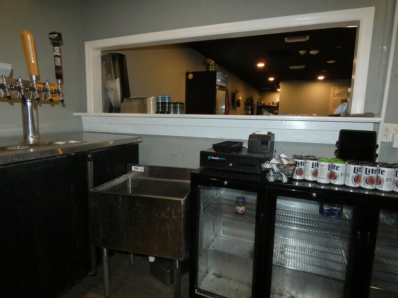 More Photos Of 410 Broad St, Brooksville Freestanding For Lease