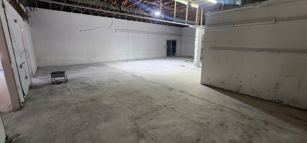 More Photos Of 284 S Center St, Pierson Auto Repair For Lease