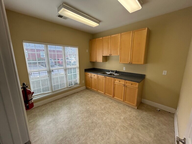 More Photos Of 200-204 River Park North Dr, Woodstock Medical For Sale