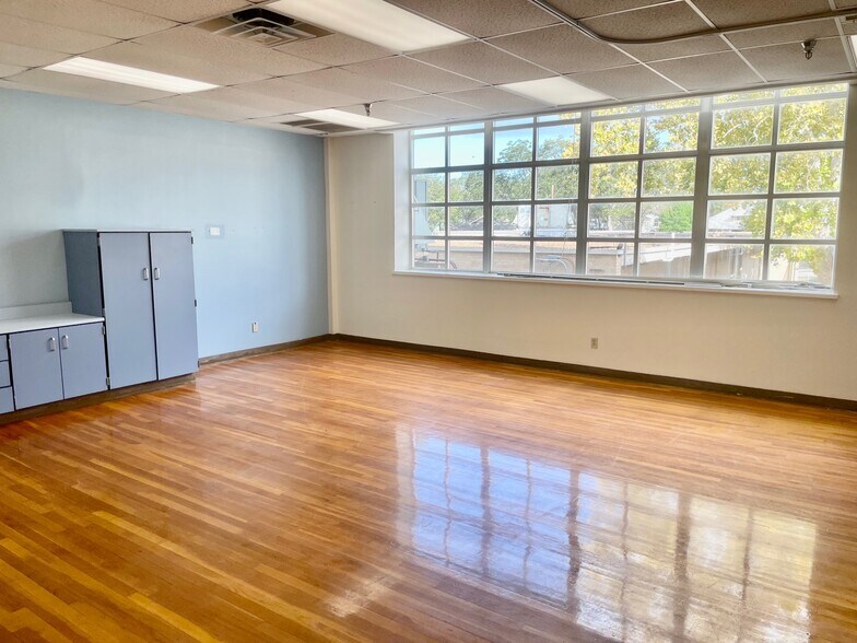 More Photos Of 216 E College St, Seguin Flex For Sale