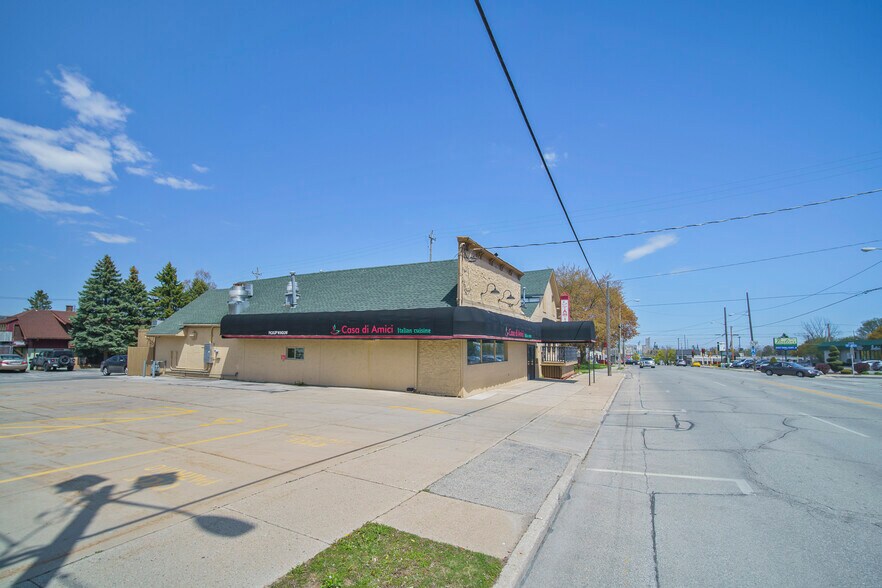 More Photos Of 2204 Washington St, Manitowoc General Retail For Sale