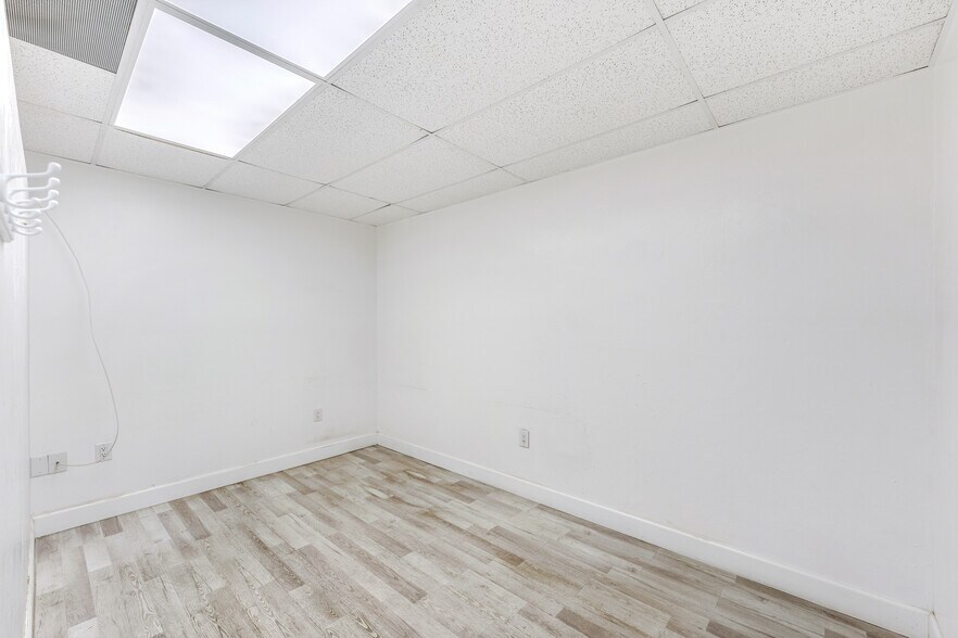More Photos Of 15630 Mcgregor Blvd, Fort Myers Freestanding For Sale