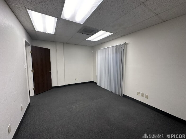 More Photos Of 1955 W Grant Rd, Tucson Light Distribution For Lease