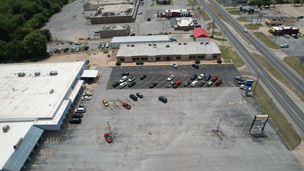 More Photos Of 1214 N Highway 81, Duncan Office For Lease
