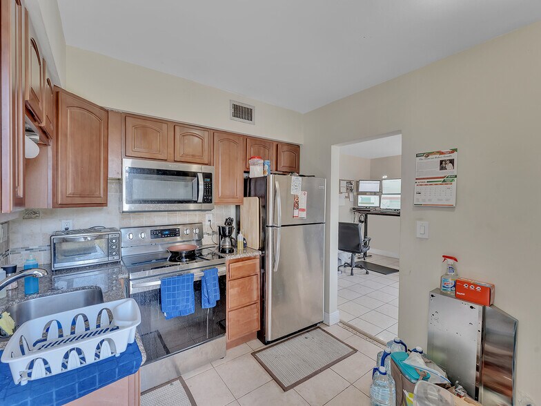 More Photos Of 1916 SW 11th St, Fort Lauderdale Apartments For Sale