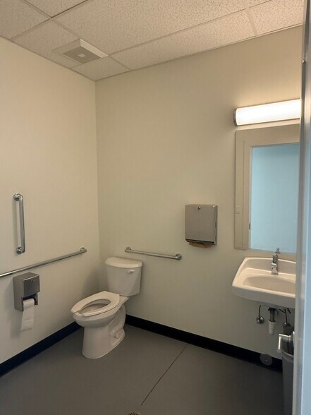 More Photos Of 205 Jasper Pl, Ridgway General Retail For Sale