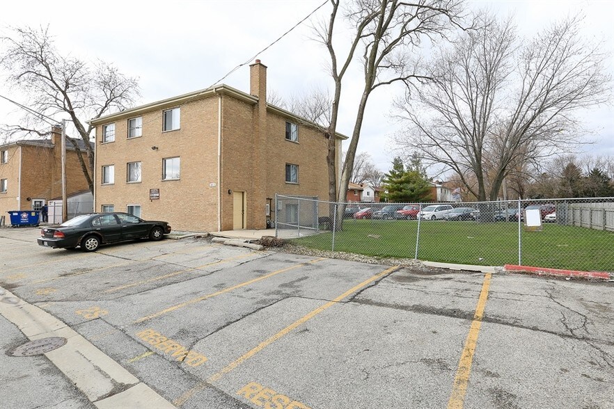 More Photos Of 8813 Dee Rd, Des Plaines Apartments For Sale