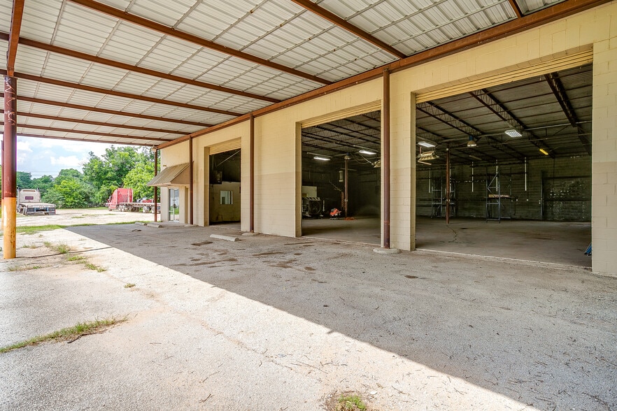 More Photos Of 3808 E 1st St, Fort Worth Light Manufacturing For Lease