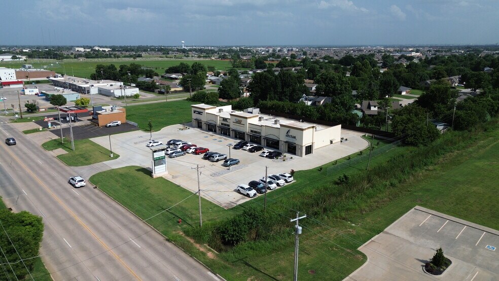 More Photos Of 1008 SW 4th St, Moore General Retail For Sale