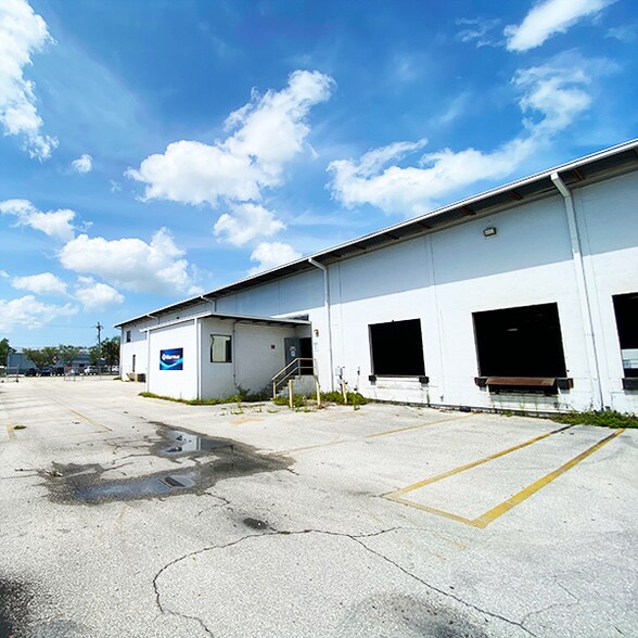 More Photos Of 2075 47th St, Sarasota Warehouse For Lease