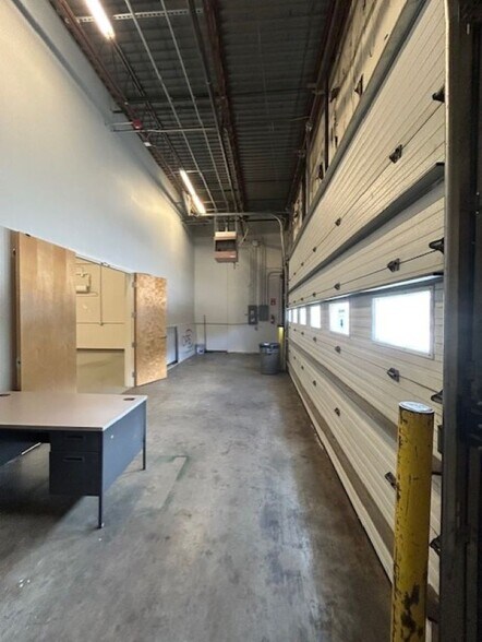 More Photos Of 7 Perimeter Rd, Manchester Light Manufacturing For Lease