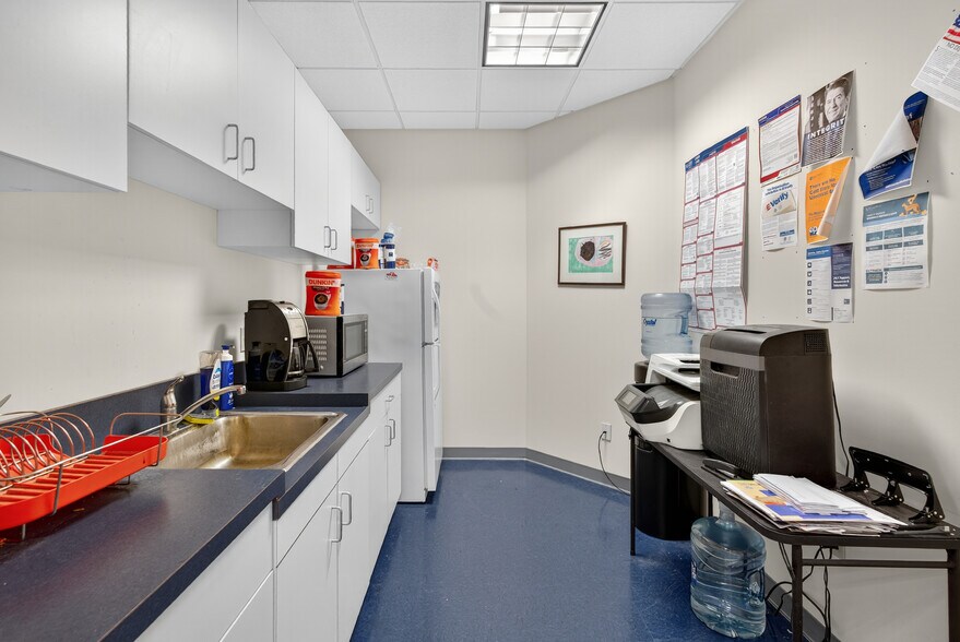 More Photos Of 46165 Westlake Dr, Sterling Medical For Sale