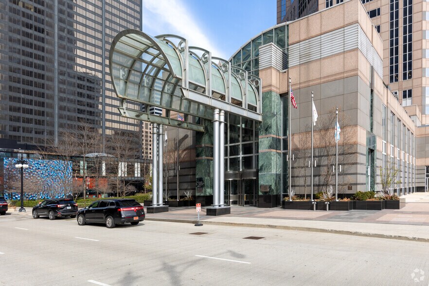 More Photos Of 311 S Wacker Dr, Chicago Office For Lease