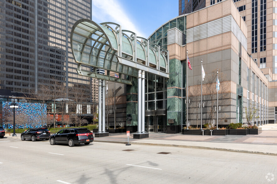 More Photos Of 311 S Wacker Dr, Chicago Office For Lease