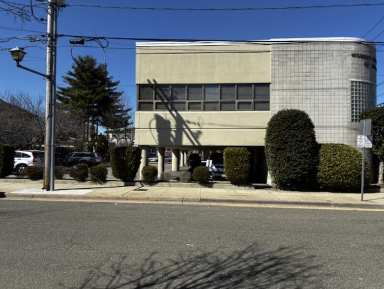 More Photos Of 233 Willis Ave, Mineola Office For Sale