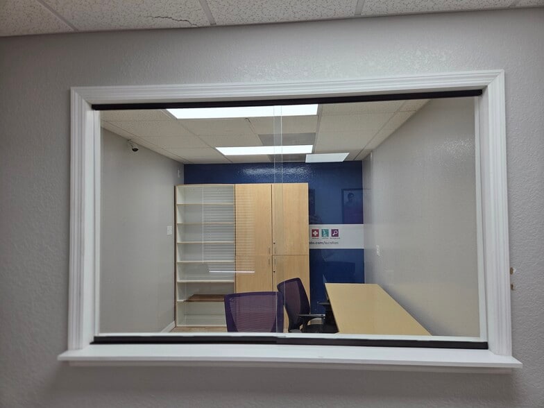 More Photos Of 143 N Oakwood Ave, Brandon Office For Lease