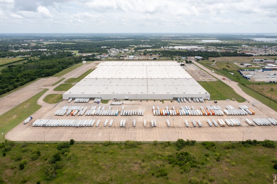 More Photos Of 2200 S Business 45, Corsicana Distribution For Lease