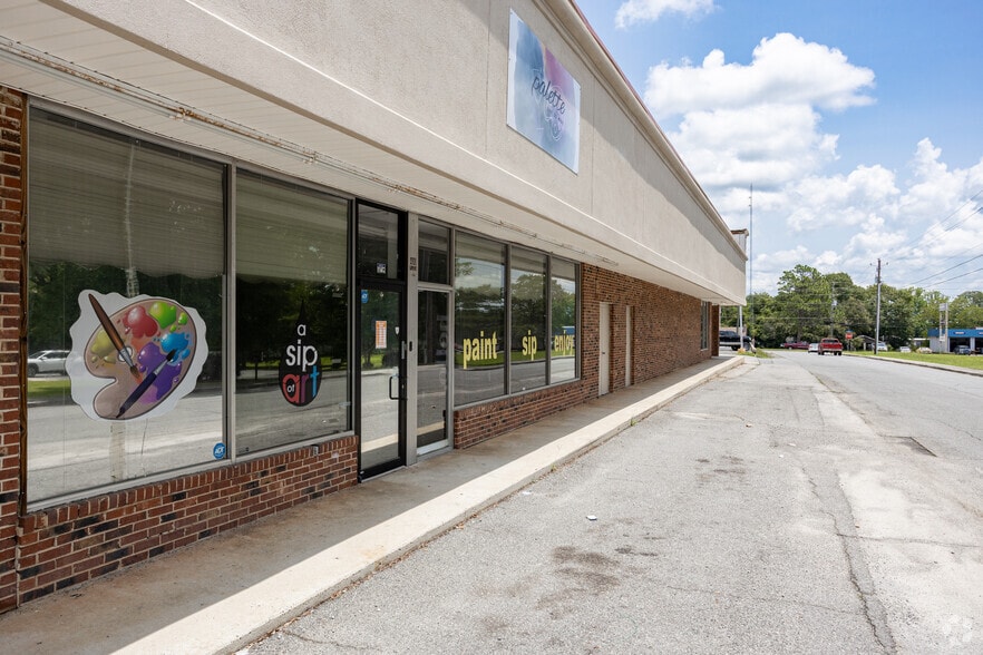 More Photos Of 832-856 College St, Eastman General Retail For Sale