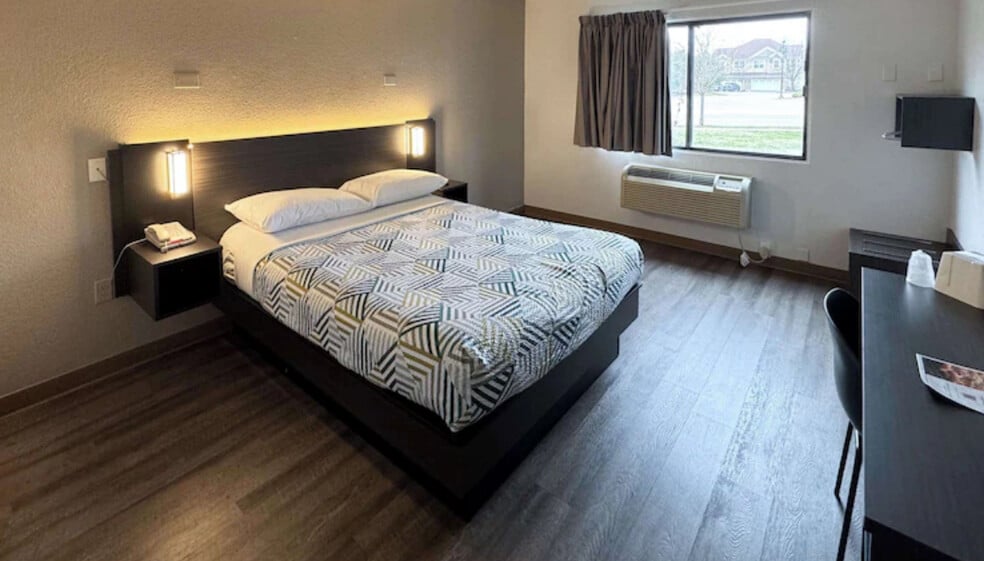 More Photos Of 1535 W Milwaukee Ave, Glenview Hotel For Sale