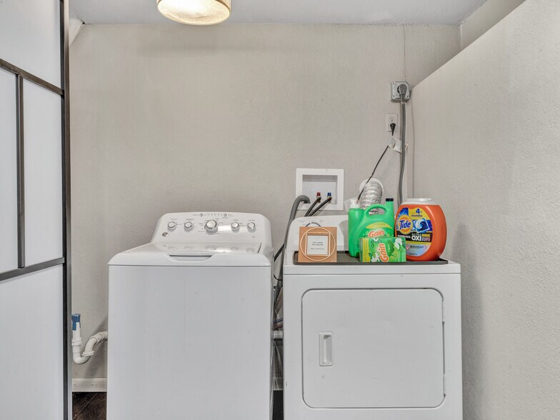 More Photos Of 106 W Main St, Pilot Point Storefront For Sale