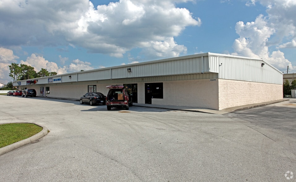 More Photos Of 11609 S Orange Blossom Trl, Orlando Flex For Lease