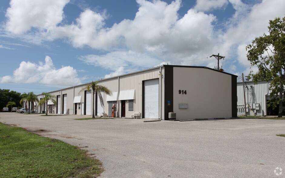 Primary Photo Of 914 NE 24th Ln, Cape Coral Warehouse For Lease