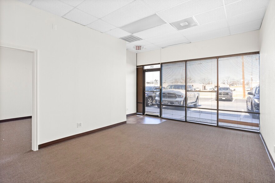 More Photos Of 1540 Southtown Dr, Granbury Storefront Retail Office For Lease