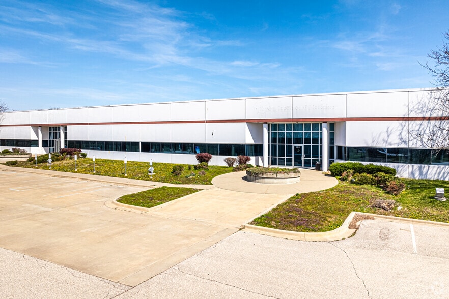 More Photos Of 11217-11227 Lakeview Ave, Lenexa Flex For Lease