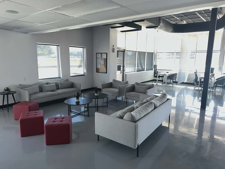 More Photos Of 400 N Riverside Dr, Fort Worth Auto Dealership For Lease
