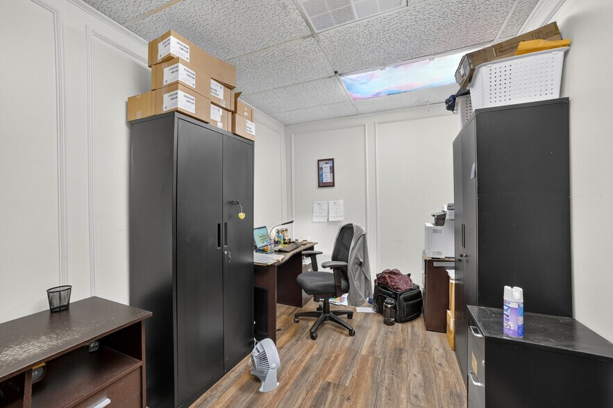 More Photos Of 108-110 W Grove St, Kaufman Office For Lease