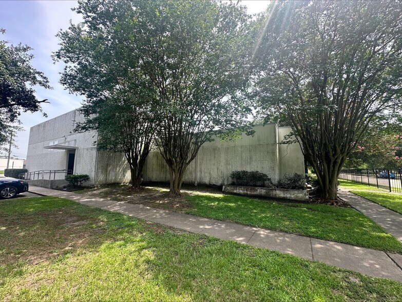 More Photos Of 740 Bradfield Rd, Houston Light Distribution For Sale