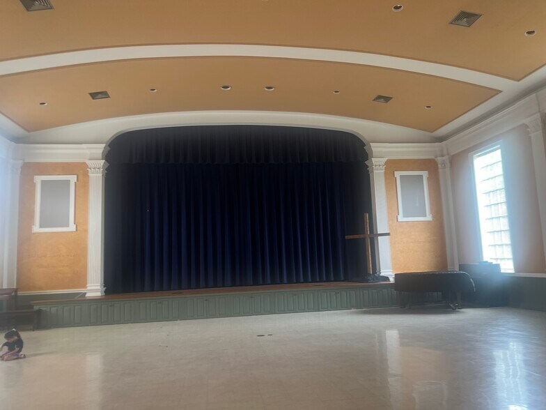 More Photos Of 801 SE Washington Blvd, Bartlesville Specialty For Sale