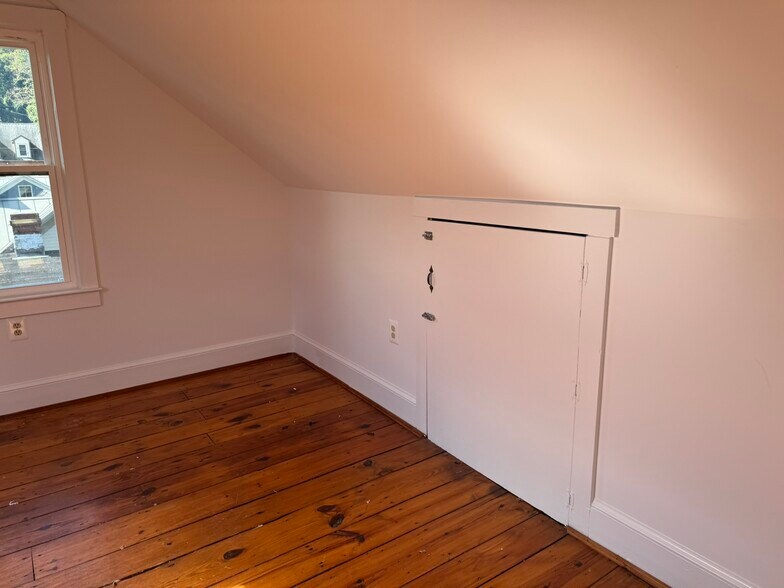 More Photos Of 199 Union St, Occoquan Storefront Retail Residential For Sale