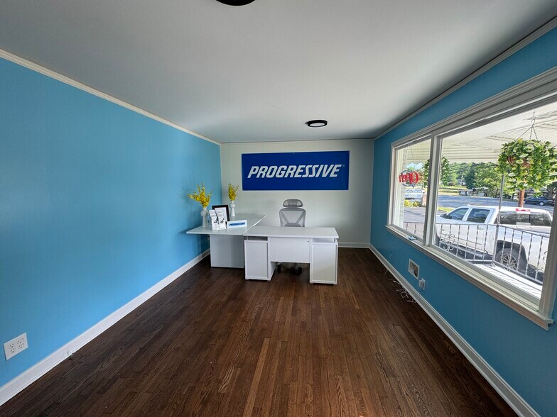 More Photos Of 715 NE Main St, Simpsonville Freestanding For Lease