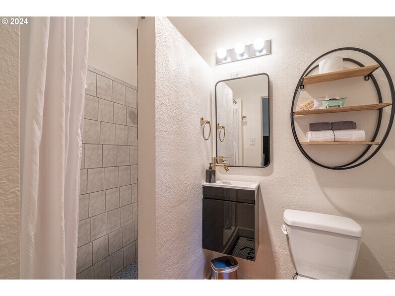 More Photos Of 1175 2nd St SE, Bandon Hotel For Sale