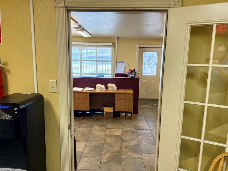 More Photos Of 2448 W Main St, Grand Prairie Unknown For Lease