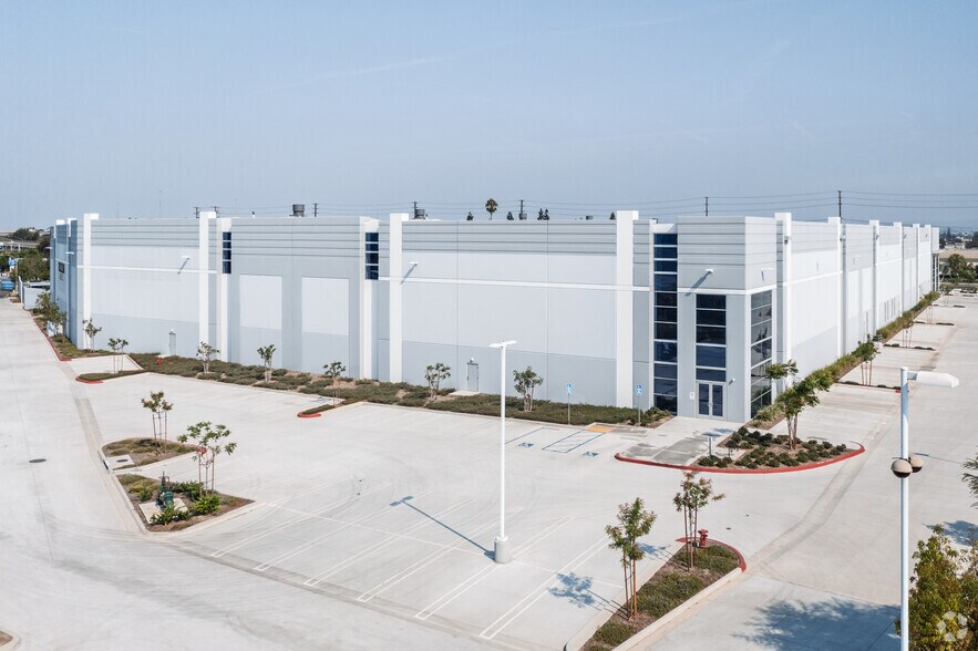 More Photos Of 2872 E La Palma Ave, Anaheim Distribution For Lease