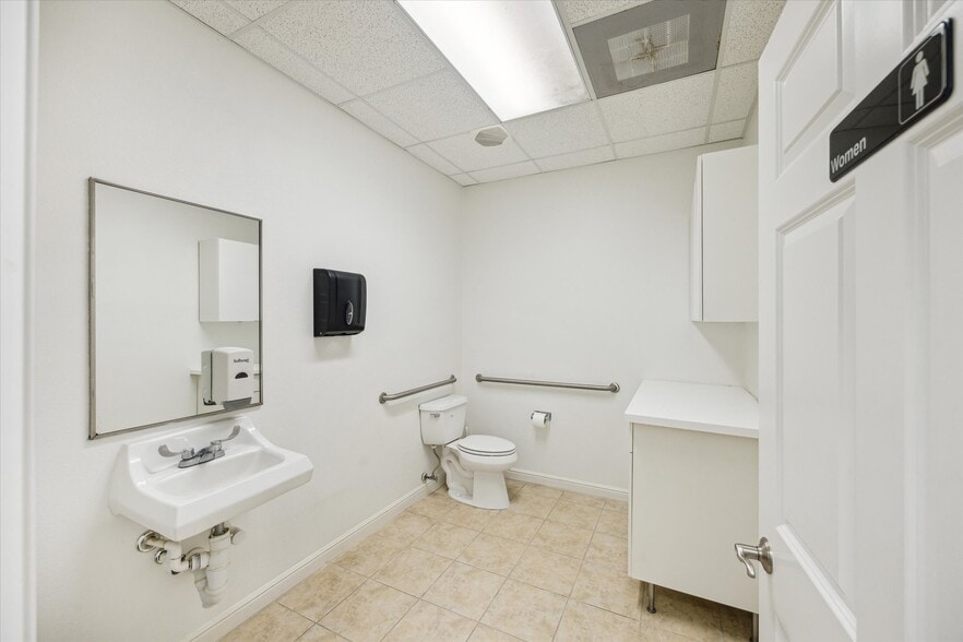 More Photos Of 9525 Huffmeister Rd, Houston Medical For Sale