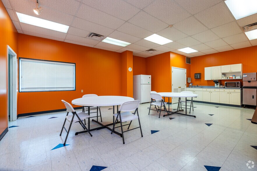 More Photos Of 601 E Marshall St, Sweet Springs Flex For Sale