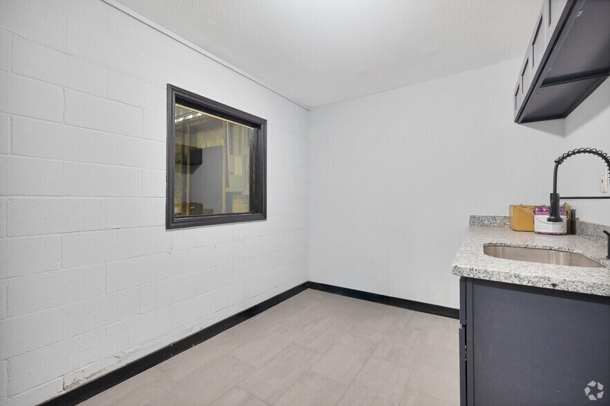 More Photos Of 1923 Kolfahl St, Houston Warehouse For Sale