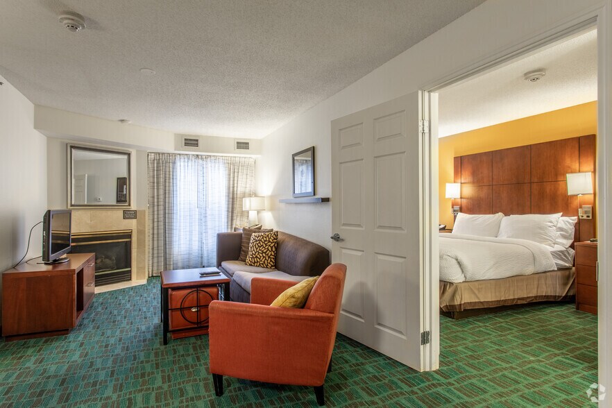 More Photos Of 9765 Crosspoint Blvd, Indianapolis Hotel For Sale