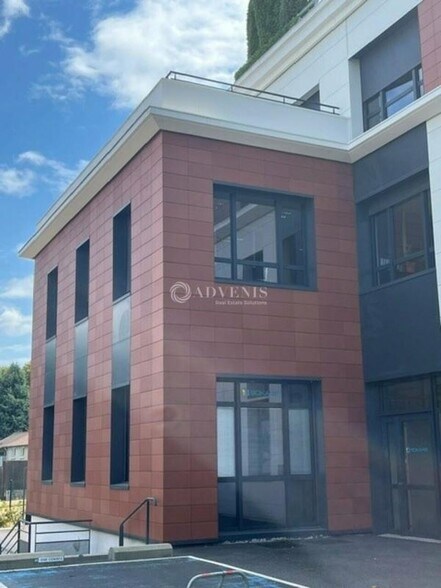 More Photos Of 2 George Sand Rue, Fourqueux Office For Sale