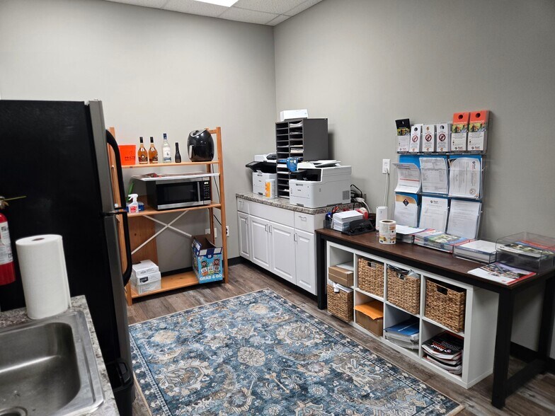 More Photos Of 194 Industrial Blvd, McKinney Showroom For Lease