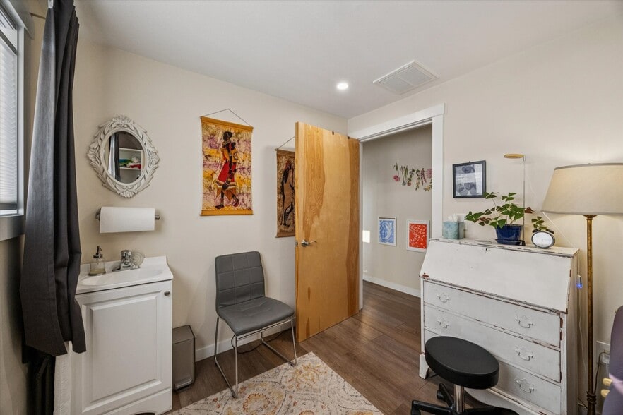 More Photos Of 615 SE 1st Ave, Canby Office For Sale
