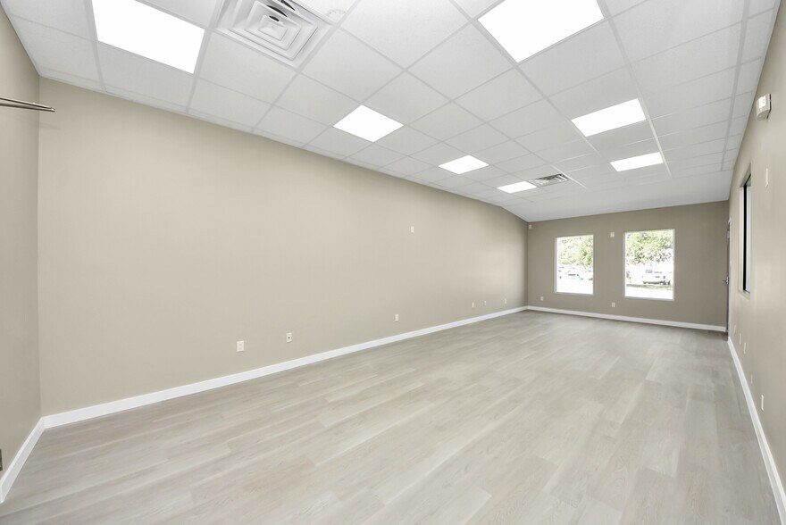More Photos Of 1563 Live Oak St, Webster Office For Sale