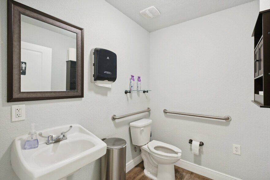 More Photos Of 3209 30th Ave S, Saint Petersburg Office For Sale