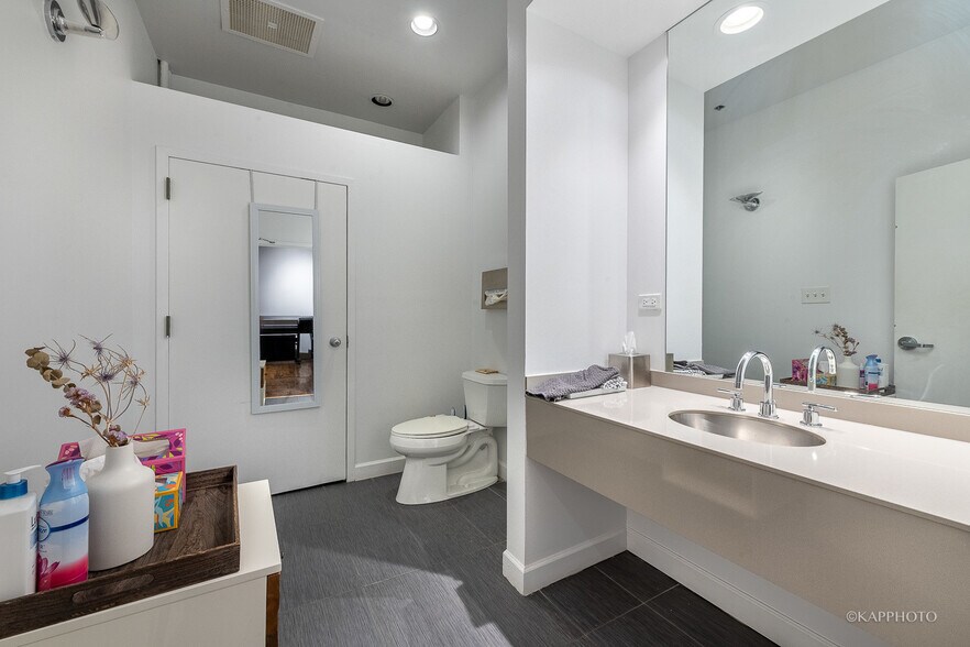 More Photos Of 1123 W Washington Blvd, Chicago Office For Lease