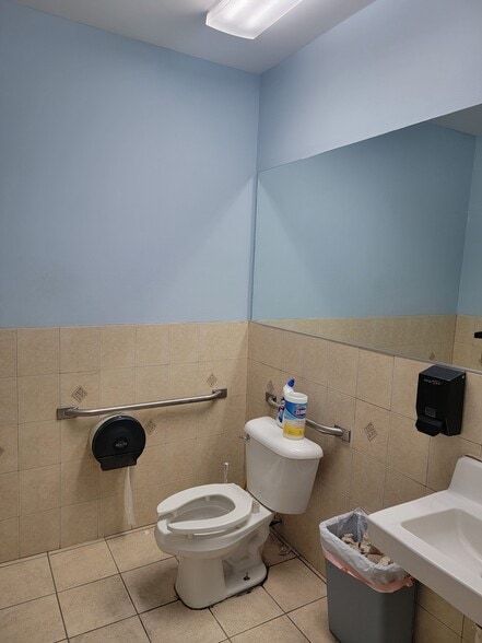 More Photos Of 1871 Gratiot Blvd, Marysville General Retail For Sale