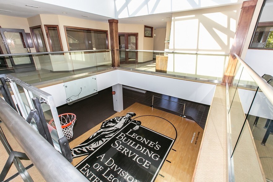 More Photos Of 2040 N Ferry St, Anoka Office For Sale