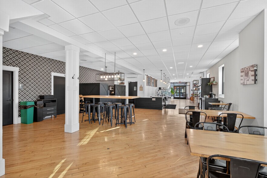 More Photos Of 51 N Main St, Manheim General Retail For Sale